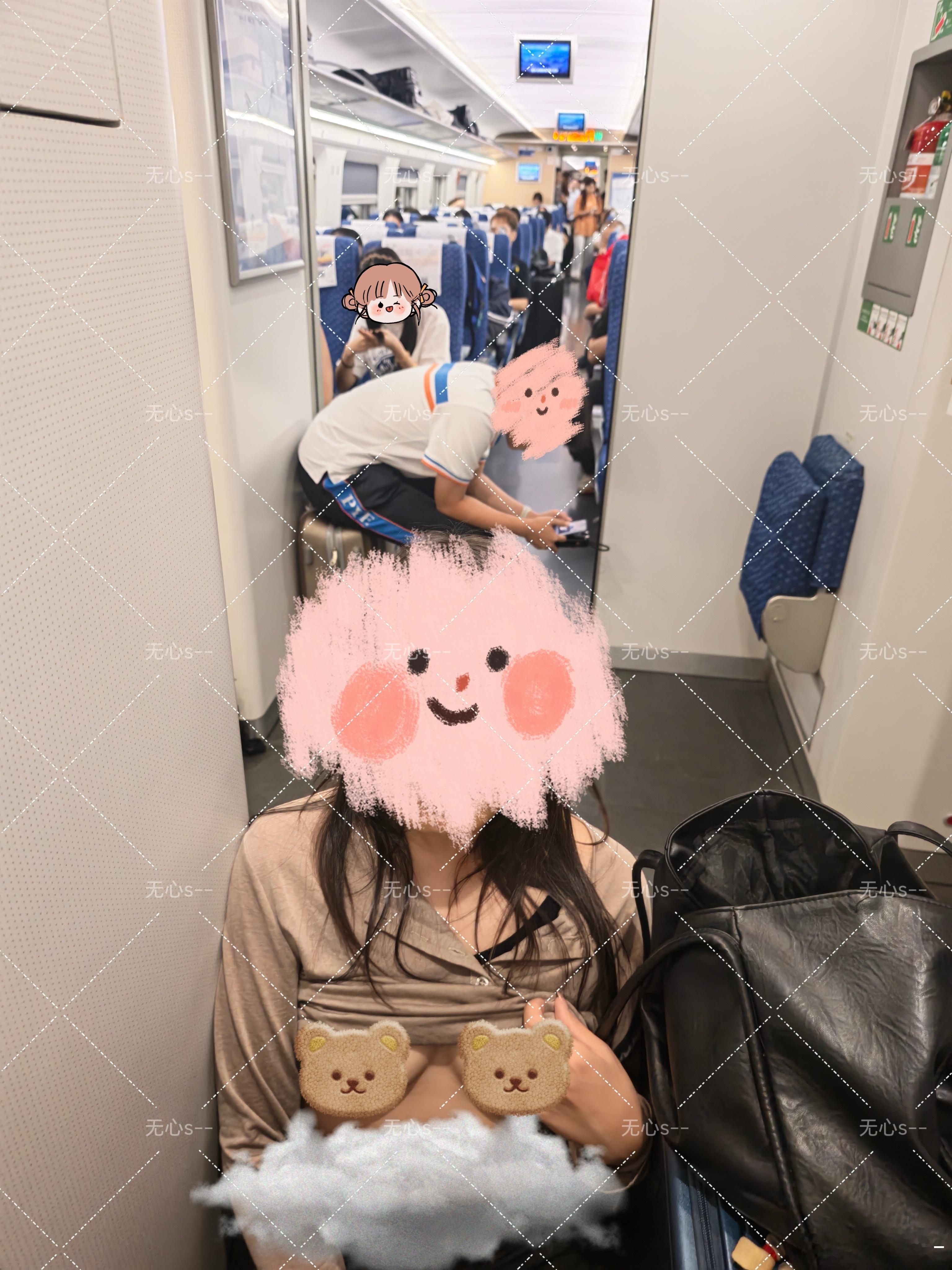 【坐高铁回小番茄那儿吃粽子】坐在8号车厢，8和9是无法通行的所以有一个小的凹进去