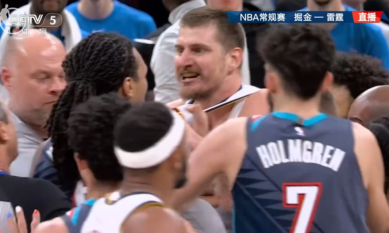 多尔特隐蔽动作撞倒约基奇，约基奇找多尔特理论，杰林为多尔特出头，约基奇没忍住，动