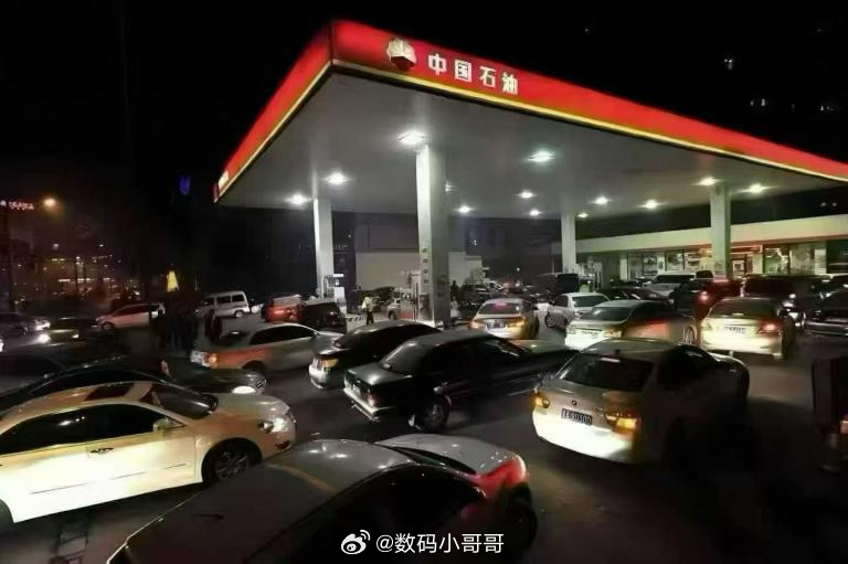 最近油价这一波上涨，真的把我这种每天开车通勤的人狠狠干沉默了。以前油价大概 7.