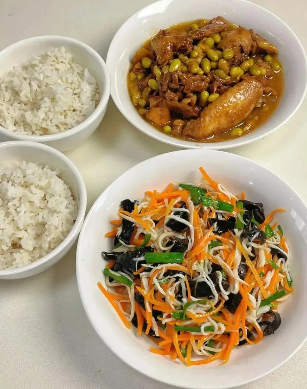 高三陪读日常：妈妈的晚餐是最好的补给！
       堂姐的孩子今年读高三，学业