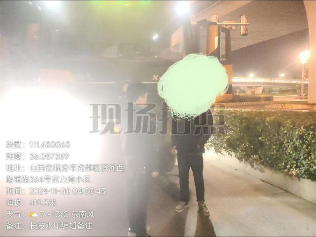 11月30日01:39 夜班南城巡查至滨河西路（富力湾工地），发现一辆社会无资质