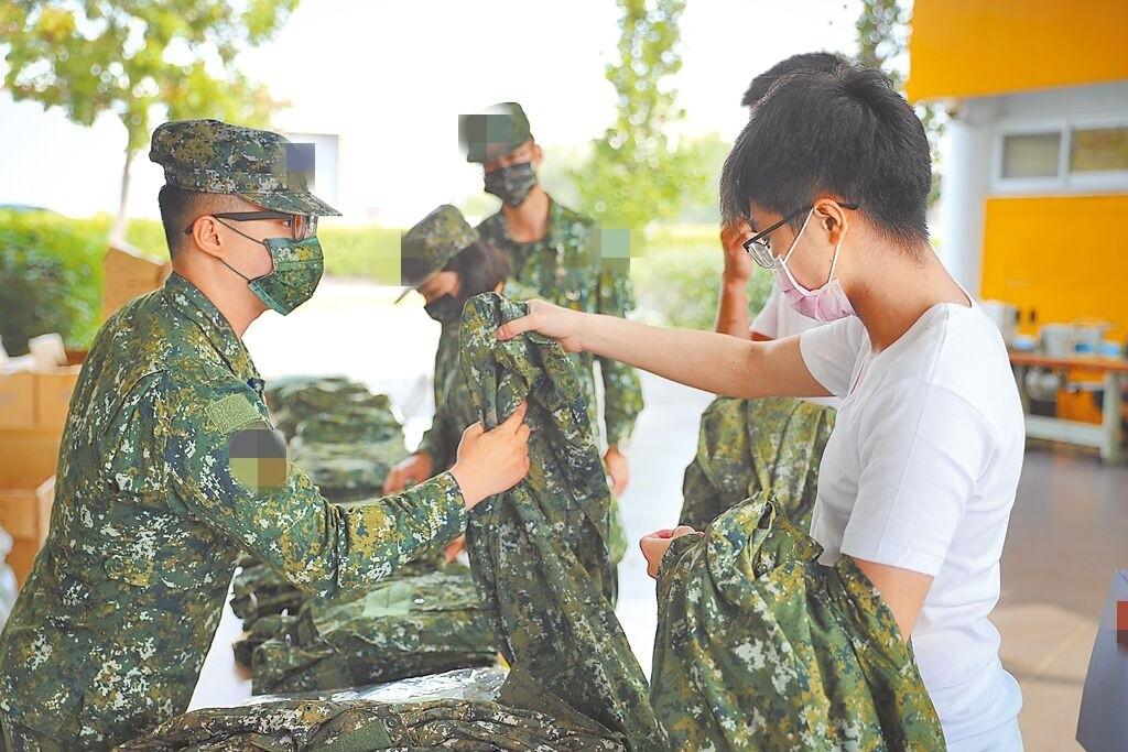 【美媒称台湾年轻人兵不积极，前海军舰长惊呼：难道又要延长义务役？】
为了“以武谋