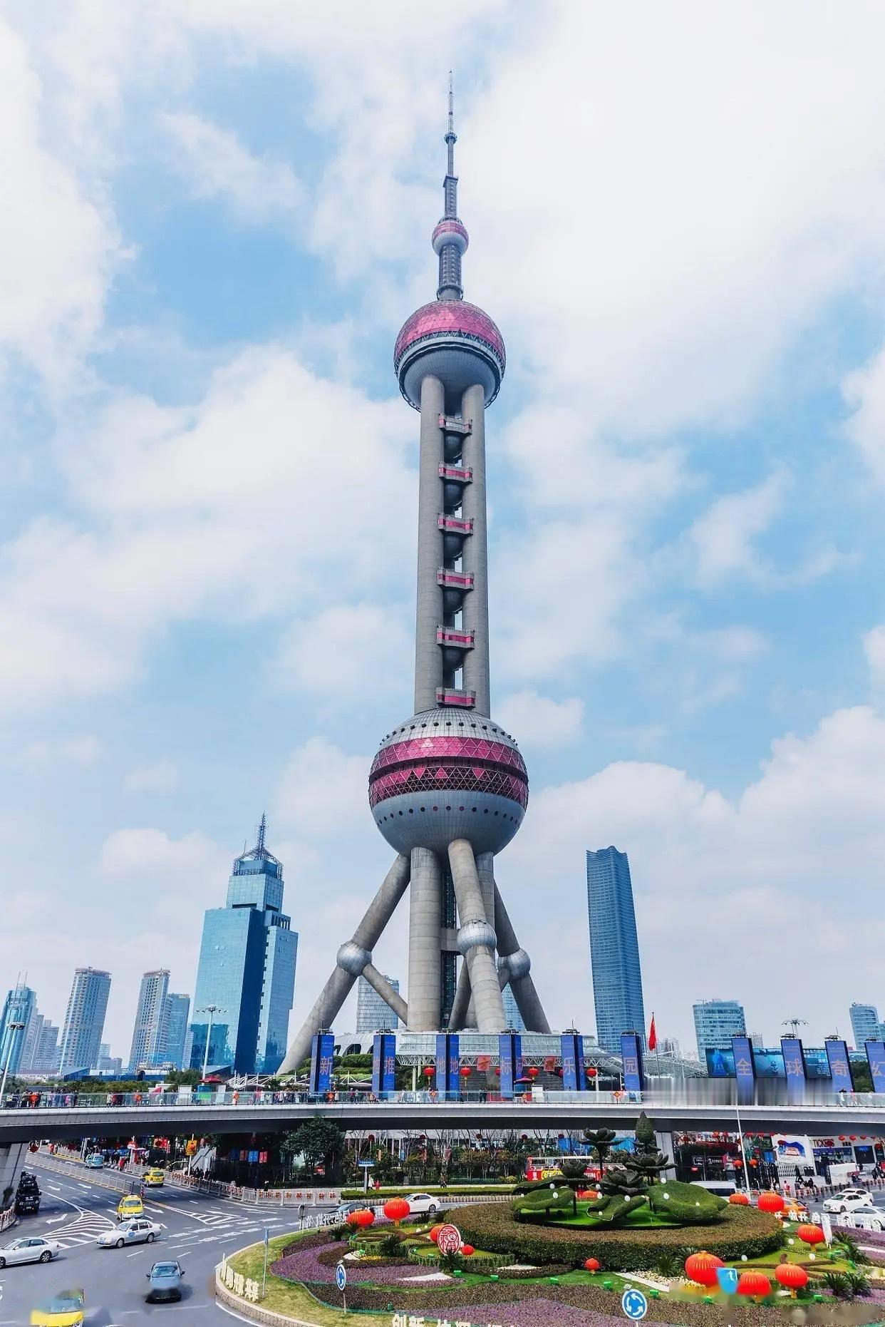 望海潮 · 东方明珠

浦江东岸，圆球峻塔，玉盘错落三珠。遥对外滩，来瞻远溆，中