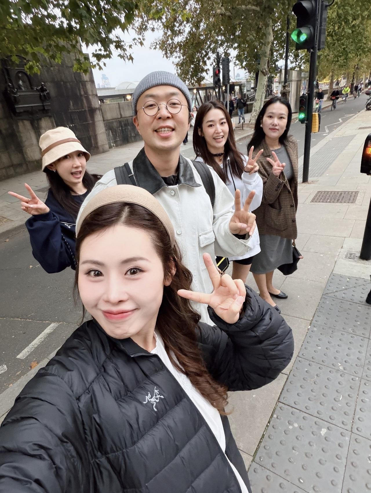 近日，有位网友在伦敦偶遇杜海涛，她与闺蜜一起逛街时遇到的，几人一起开心合影，氛围