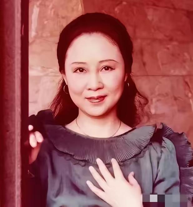 1964年，琼瑶离婚后，做了平鑫涛的情妇。当时平鑫涛的妻子哭着求她把丈夫还给自己