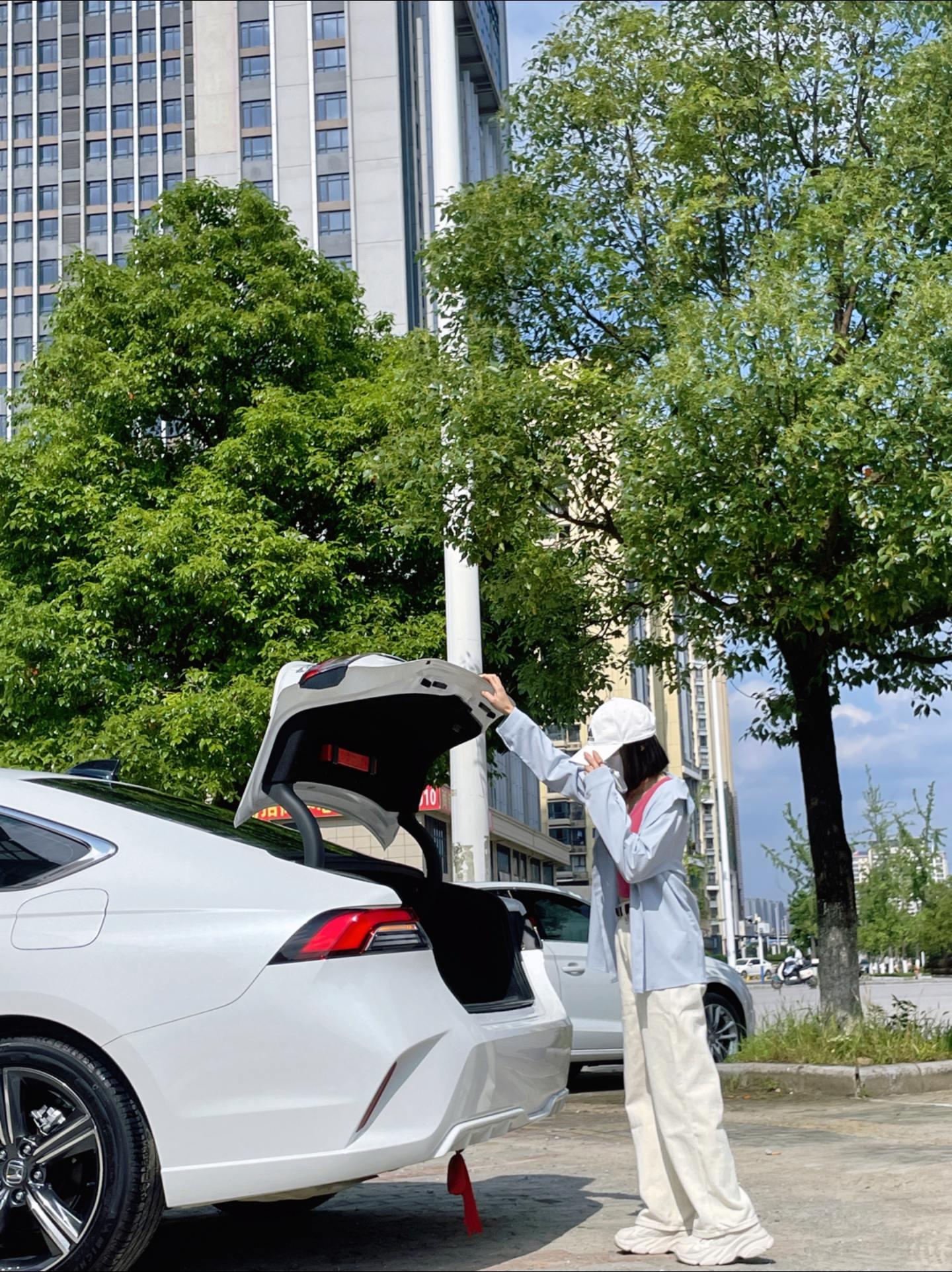 如今的时代BBA满大街都是 ，我开破本田怎么能拿下你?