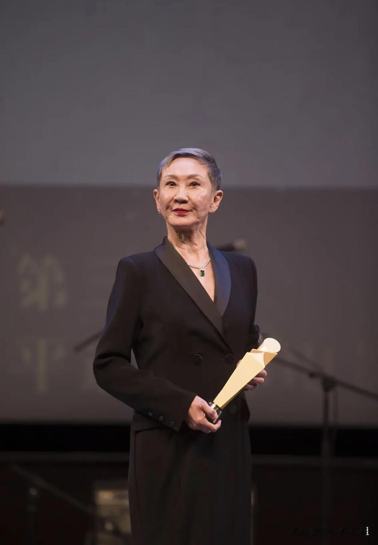 从施南生身上，引发对现代婚姻的新思考:
1.婚姻不是人生终点，自我价值才是终身底