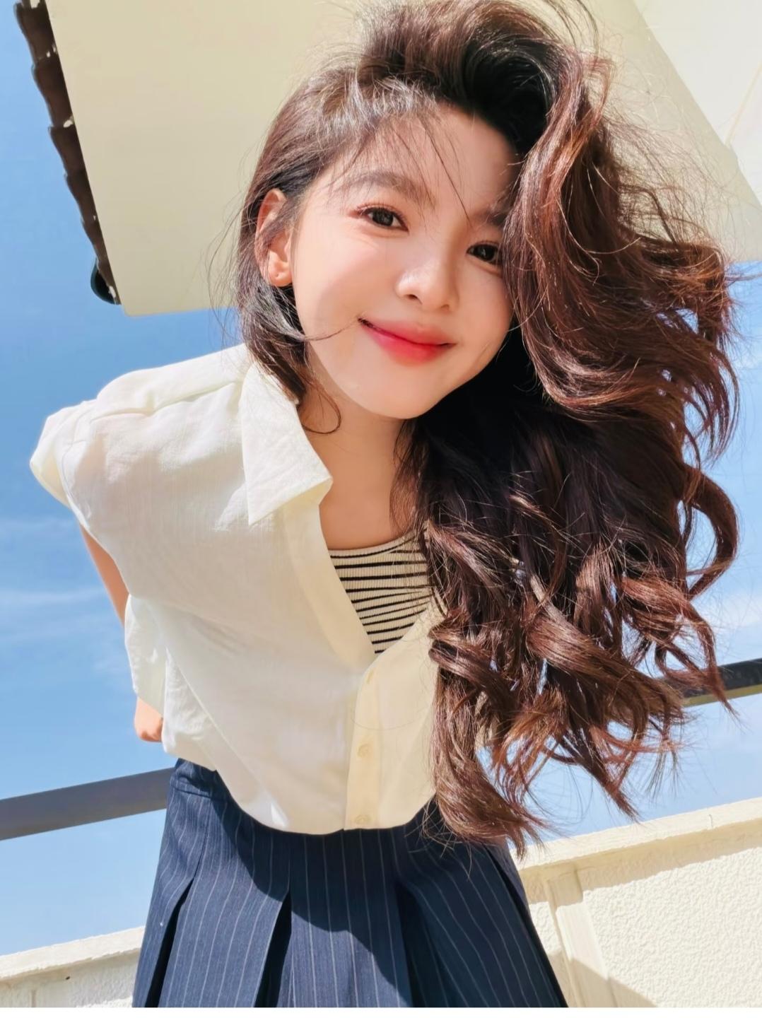 章若楠，大波浪好适合她。