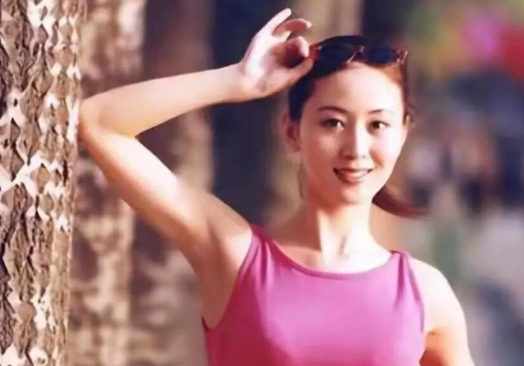 49岁仍单身，汤加丽这辈子到底图个啥？
别急着下结论，她的人生可比电视剧精彩多了