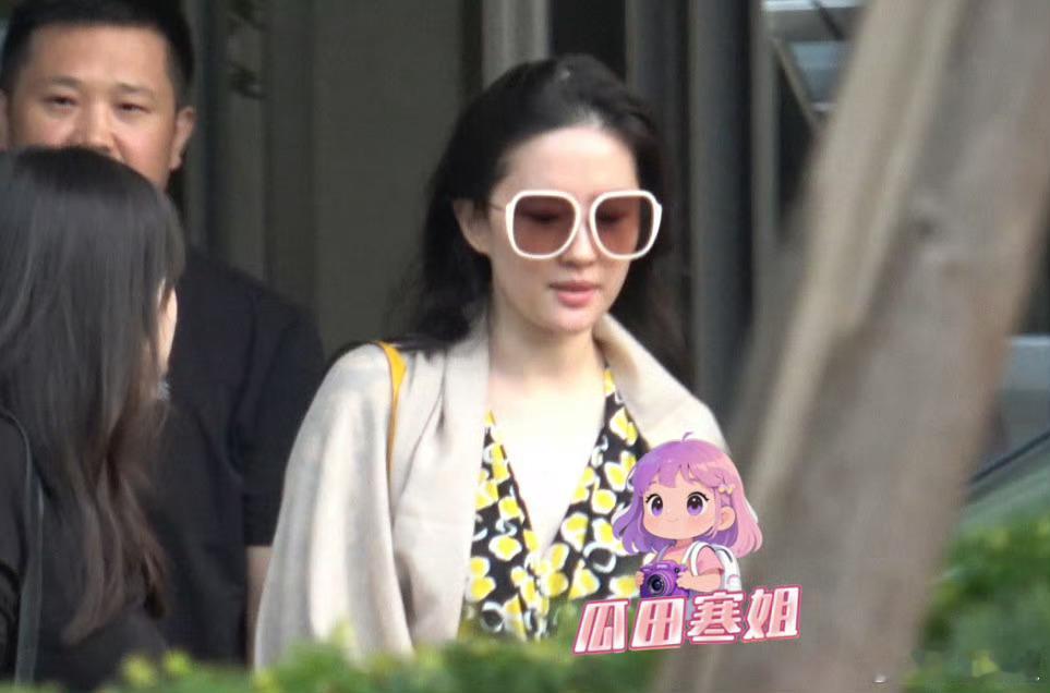 刘亦菲38岁素颜状态脸小五官精致 大美女的水平 ​​​