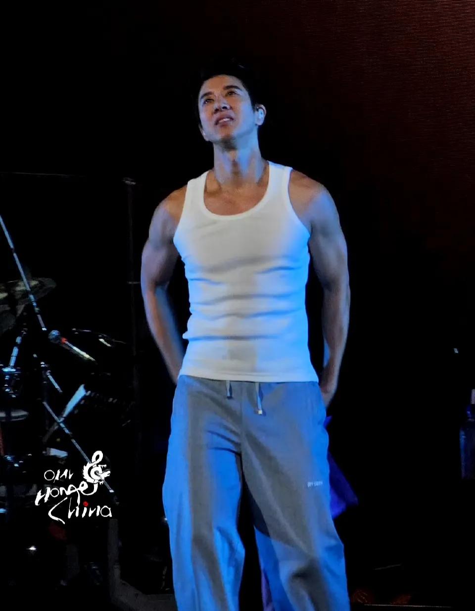 王力宏，眼含泪光
显然他尽力了，
保持了最完美的身材，
最好的状态呈现给歌迷，但