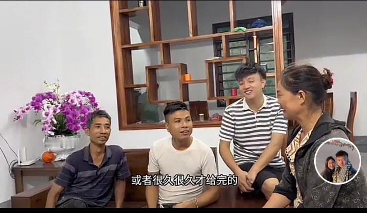 10月11日老丈人家的院坝围墙加快步伐，小松13日要回中国，小松和秋秋也加入了施