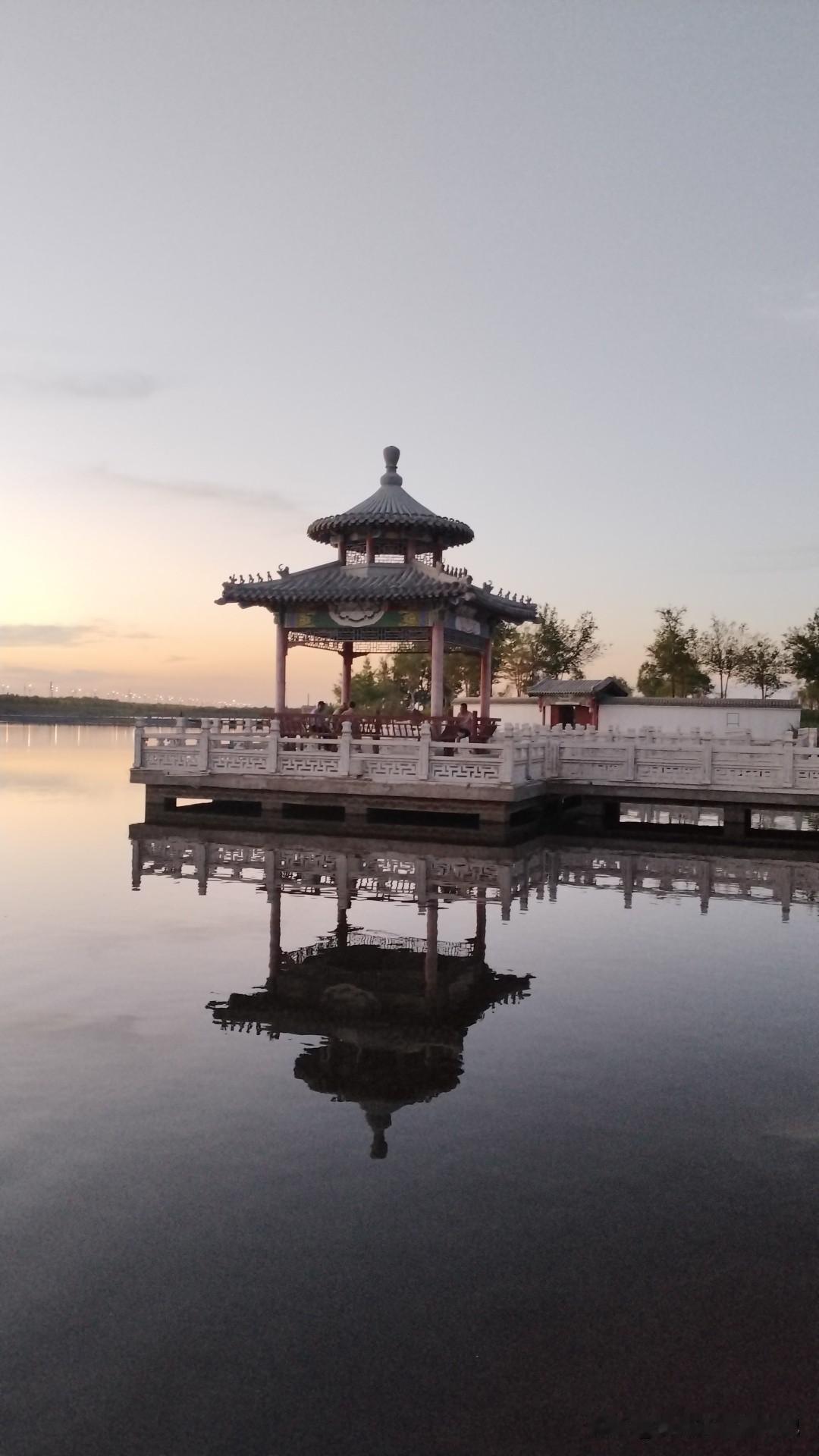 额济纳旗怎么玩？
自驾、租车或打的慢慢玩，最多两天就搞定了。全程门票加景交估计最