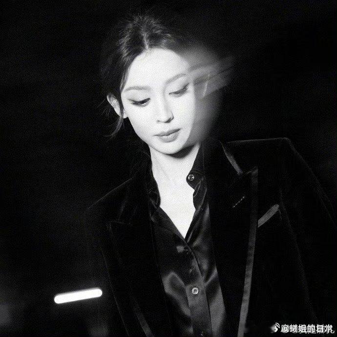 娜扎[超话] 娜扎简直美爆了，怎么能美成这样，看的人眼前一亮，黑色西服搭配红色背