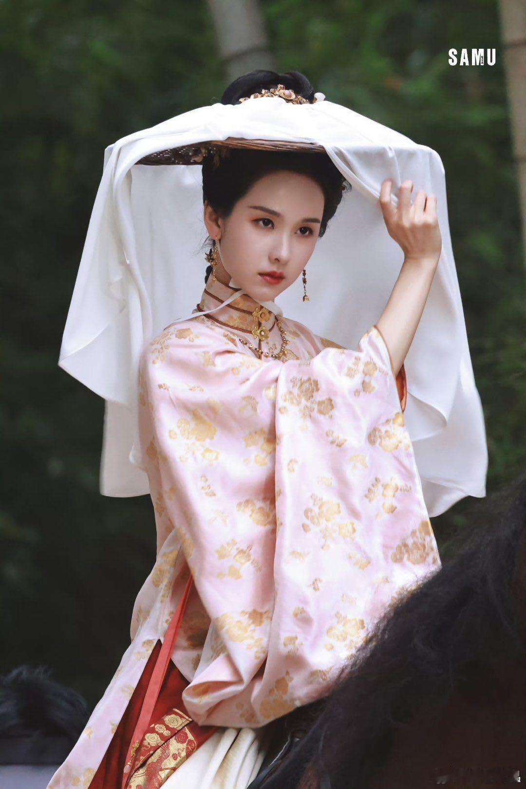 陈都灵新剧信息量好大陈都灵新剧妈见打人设盼到《雁回时》，陈都灵古装扮相绝美，庄寒