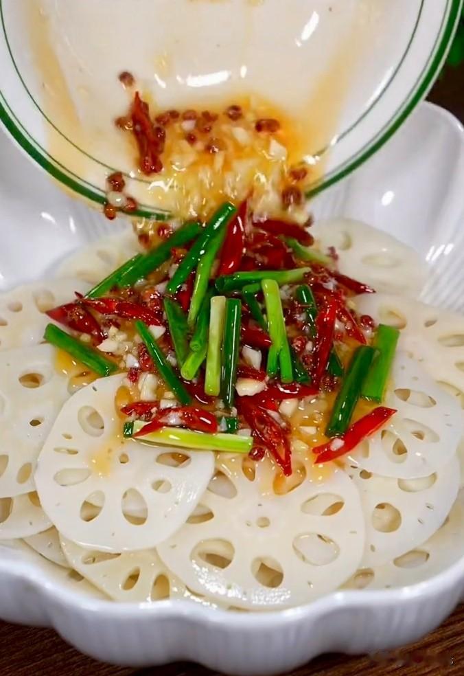 上周末约着儿子同班几个宝妈聚餐，大家各自带拿手菜分享。其中一位宝妈拎了一盒凉拌藕