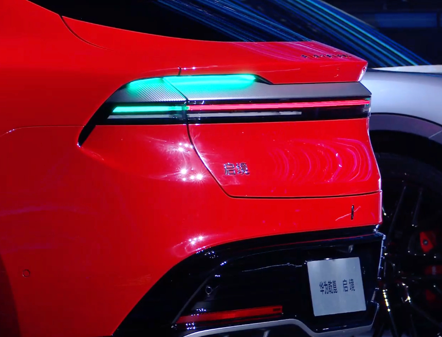 启境GT7这个小蓝灯也太好看了大灯中间有一个，前脸合计2个；侧面有一个，左右各一