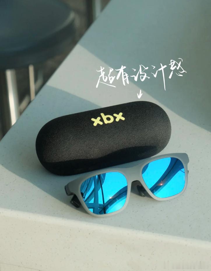 XREAL推出年轻化副线xbx，首款a01系列AR眼镜正式上市。整机仅62g，尼