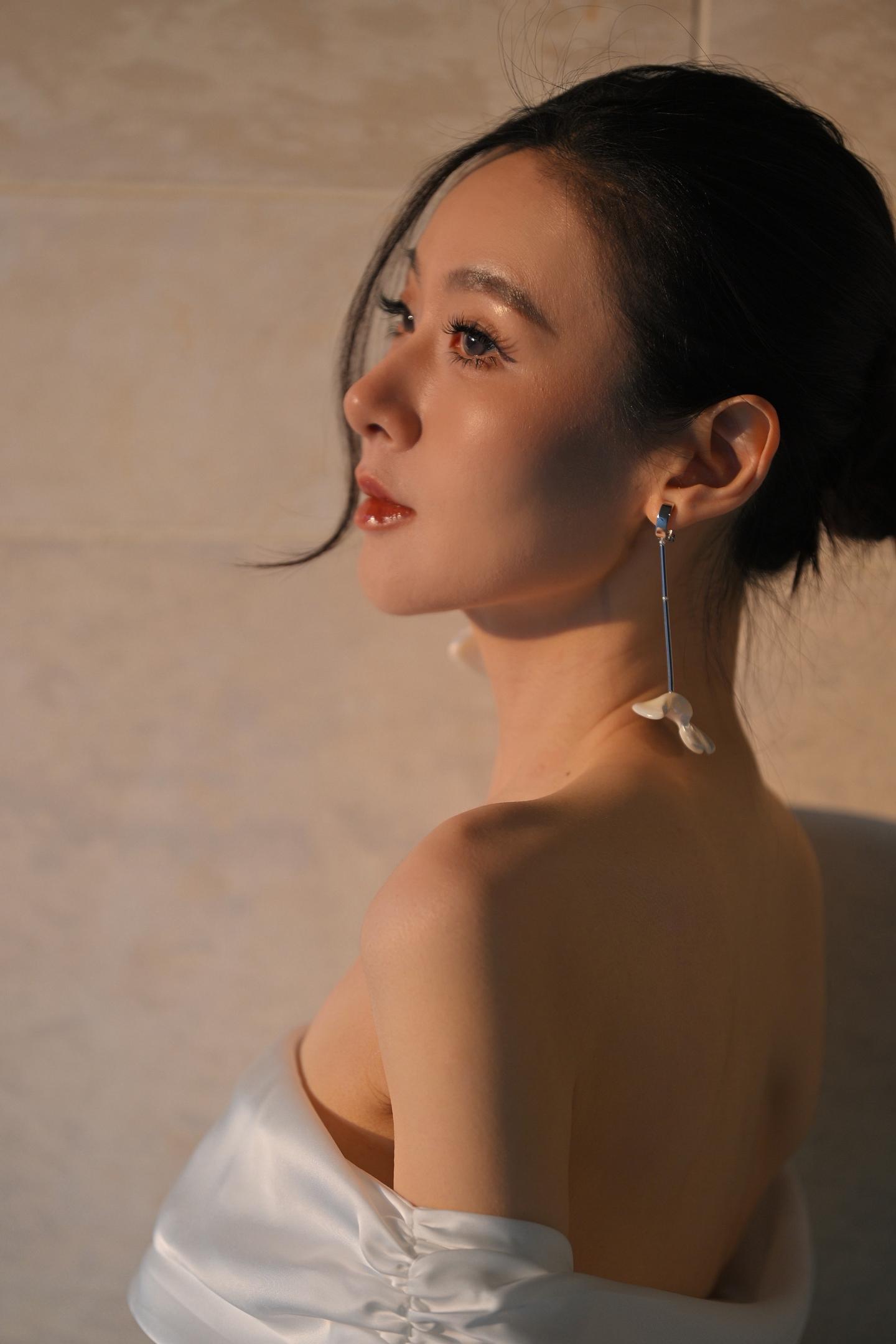 阳光照亮着你眼睛 不需要太多也美丽。