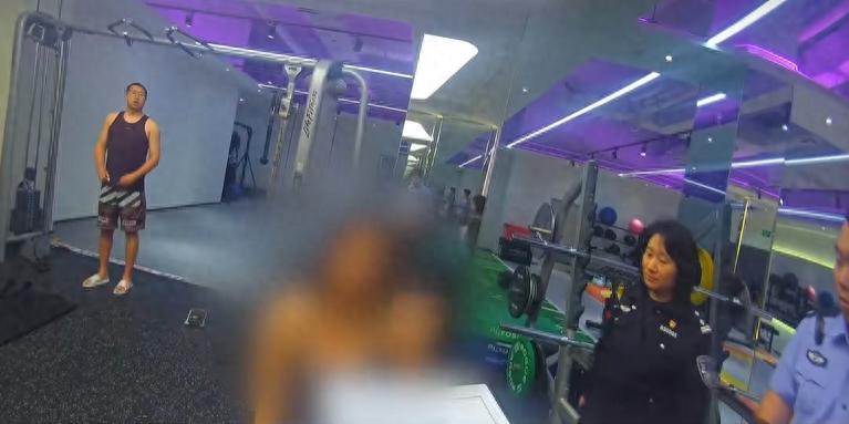 北京有个 28 岁的女化妆师，最近火了，大伙都叫她 "退衣姐"。这个人条件其实不