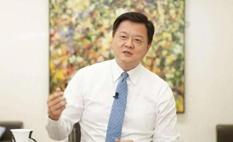 *6月初，台湾旺旺集团副董事长周锡伟说：台湾人不要傻了，还以有张忠谋和黄仁勋为荣