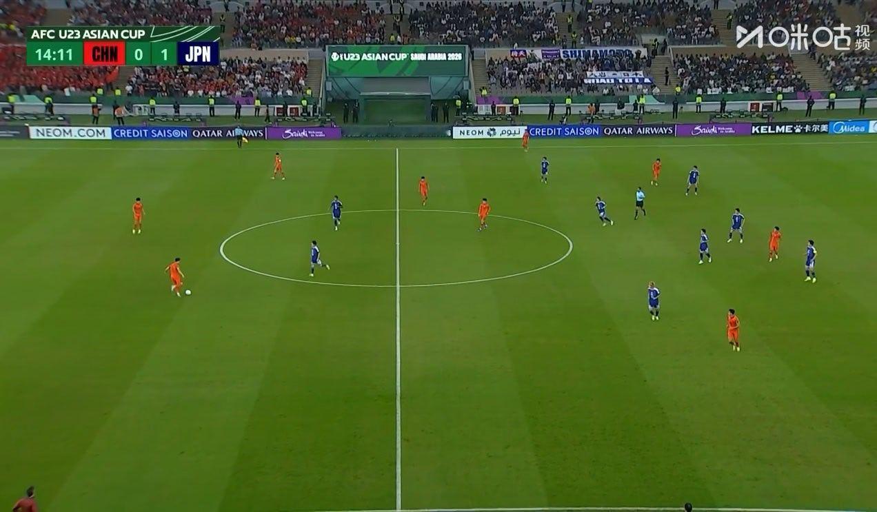 刚说完，禁区中央就漏个大的。这么紧张干嘛呀，该怎么踢怎么踢啊。这球完全是自己吓自