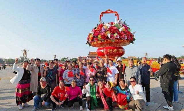 今晚六点半天安门广场会亮成一朵会唱歌的花，你信吗？
我昨天蹲到十点，灯光跟着《我