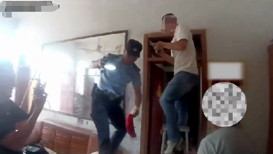 【#大爷报警称藏万元现金红袜子丢了#，一查竟是老鼠干的】#偷走大爷10000元的