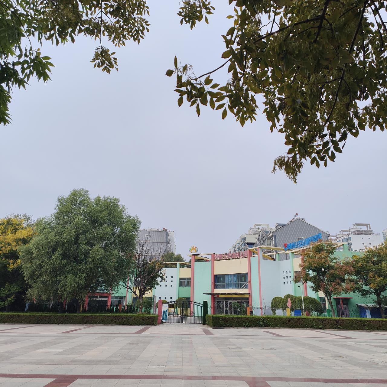 又一座曾经红红火火的幼儿园悄悄地退出了。
当年突涌的二胎狂潮，让资本似乎嗅到了暴