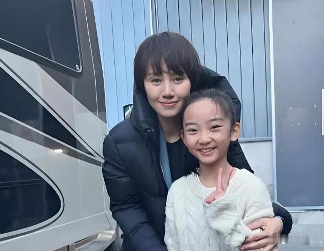 夏雨和袁‏泉的女儿夏哈哈长大了，今‎‎⁠年1‏5岁⁠ ，个子已经超‎过 妈妈，瘦