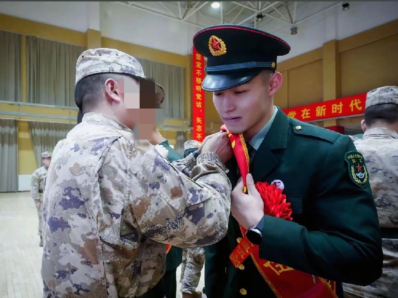 于文红小男朋友任任！年纪轻轻傍富婆我忍了，到处炫耀自己的软饭本事我忍了，但看到他