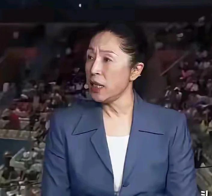本届亚洲杯中国女篮的比赛，央视邀请了前中国女篮主教练做评论佳宾，让人感觉怪怪的，
