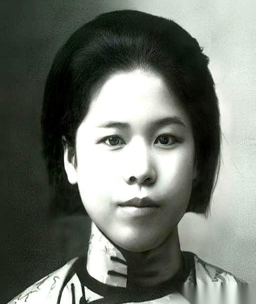 一针扎进大腿，连裤子都没给提上。
她就那么惨叫了一声，挣扎了不到10秒，人就没了