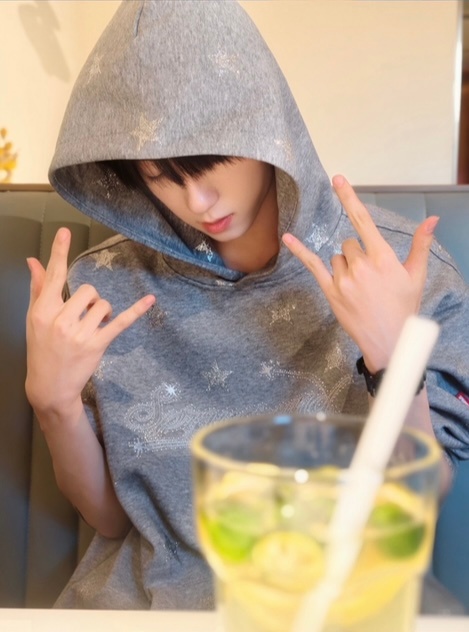 杨博文泡泡报备日常 杨博文泡泡🫧更新依旧和粉丝报备！柠檬🍋🟩气泡水+薯条?