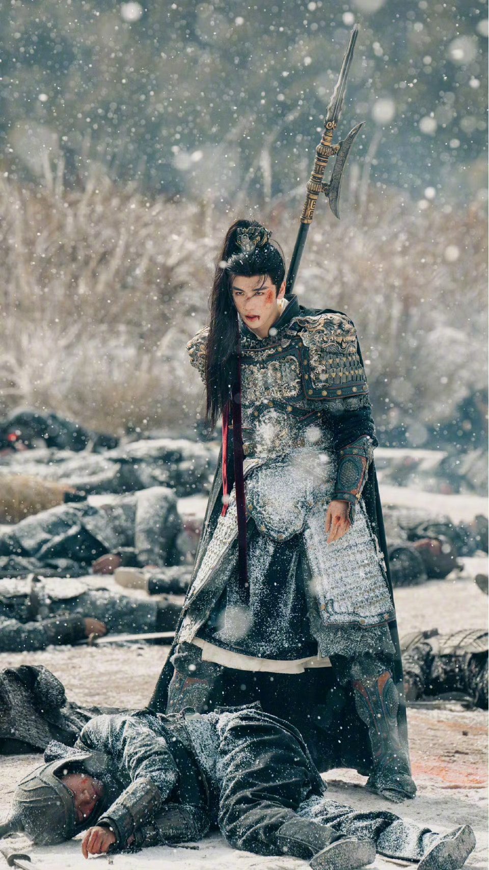 张凌赫一身铠甲撑得起英武张凌赫一张脸扛得住特写被谢征帅到失语，怼脸特写骨相绝了，