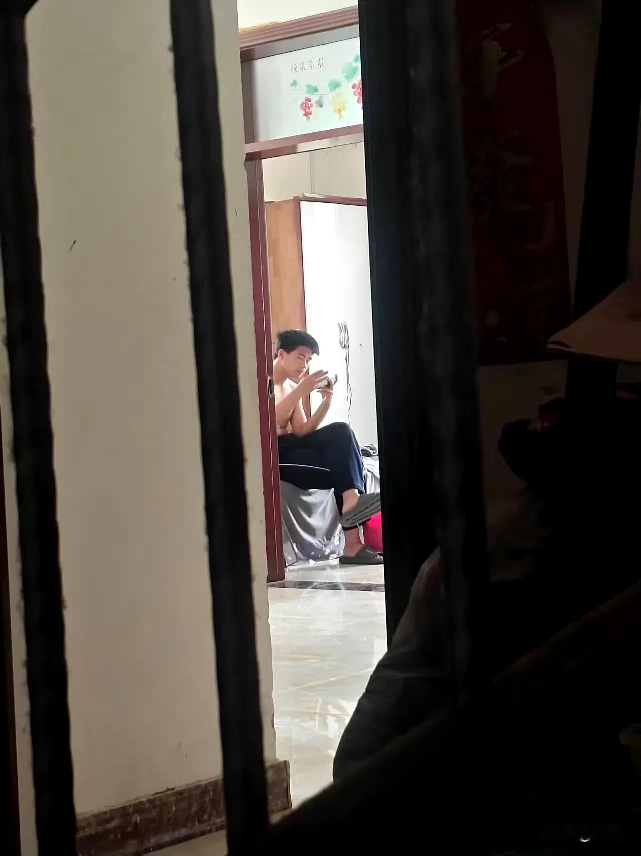 除了游戏！也不知道谈个恋爱啥的。
