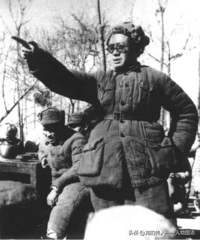 1947年，李达(左)与刘伯承(右)在大别山区