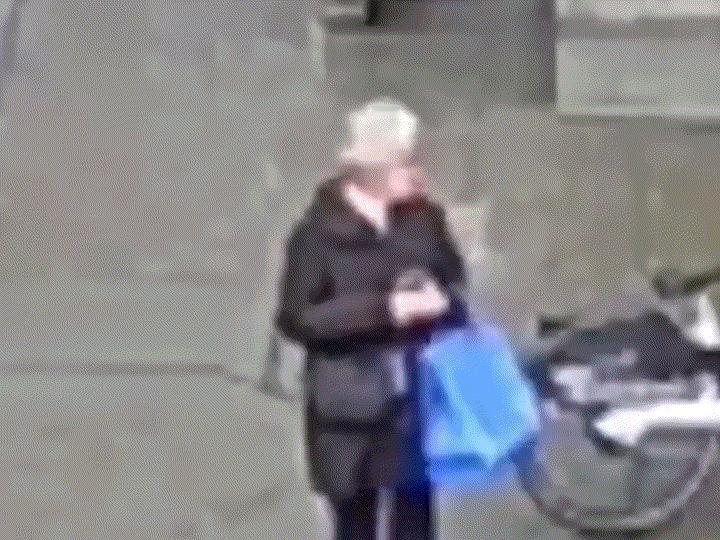 骇人听闻！75岁美国老妇人遭街头袭击，眼球当场被击碎

近日，多家美媒都报道了一