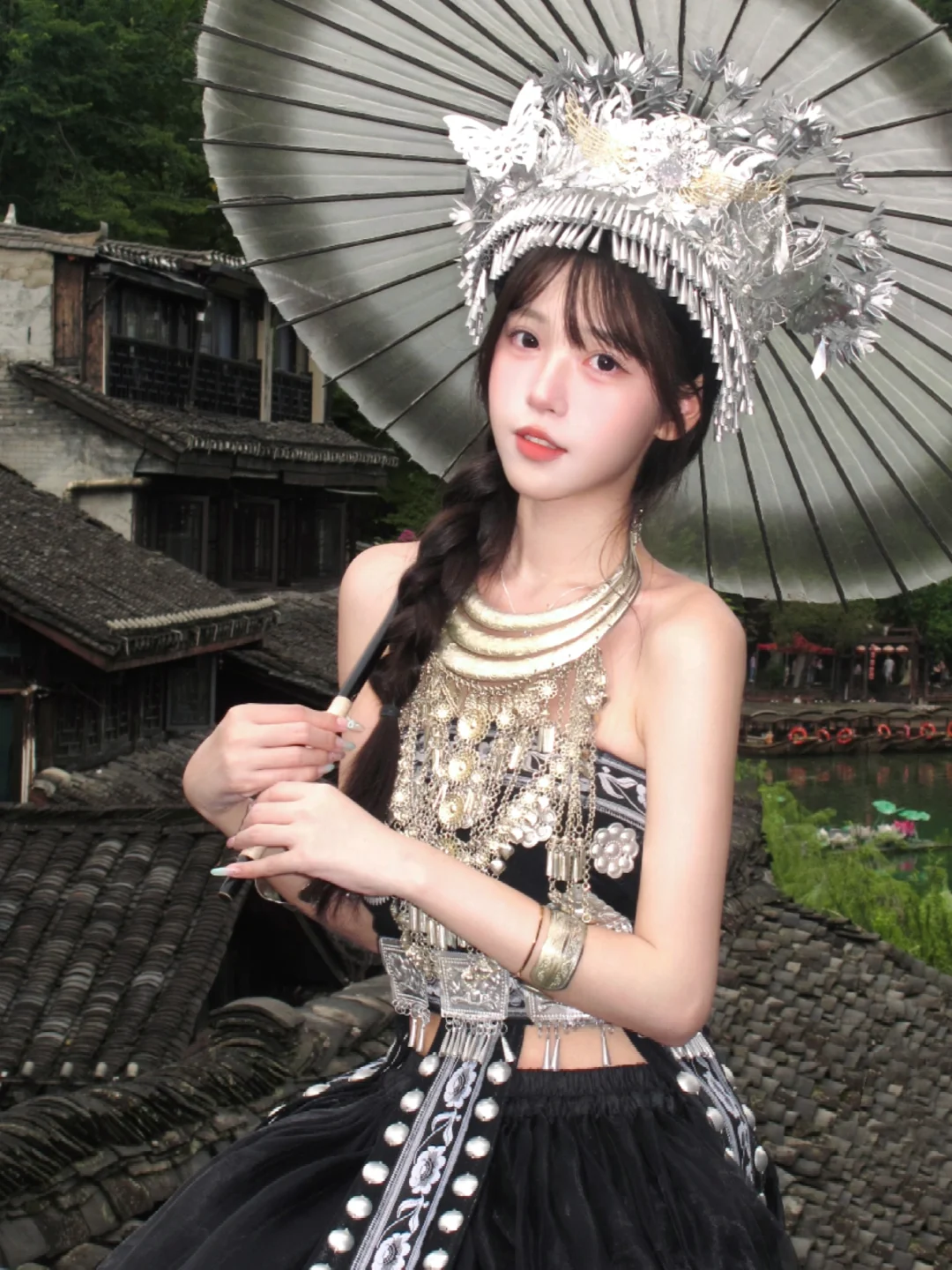 “苗王家的小女儿终于学会下蛊咯”