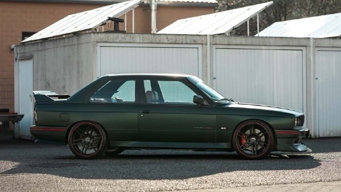 E30代的BMW M3绝对是汽车界的一个标志性存在，那个时候的车简单纯粹，没有多
