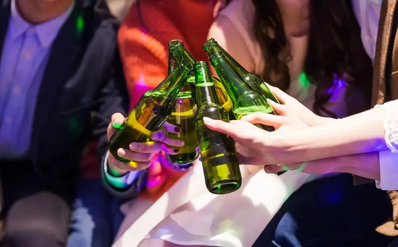 云南，一18岁女孩与母亲在同一家饭店打工，一天下班后，女孩不听母亲劝告，与老板和