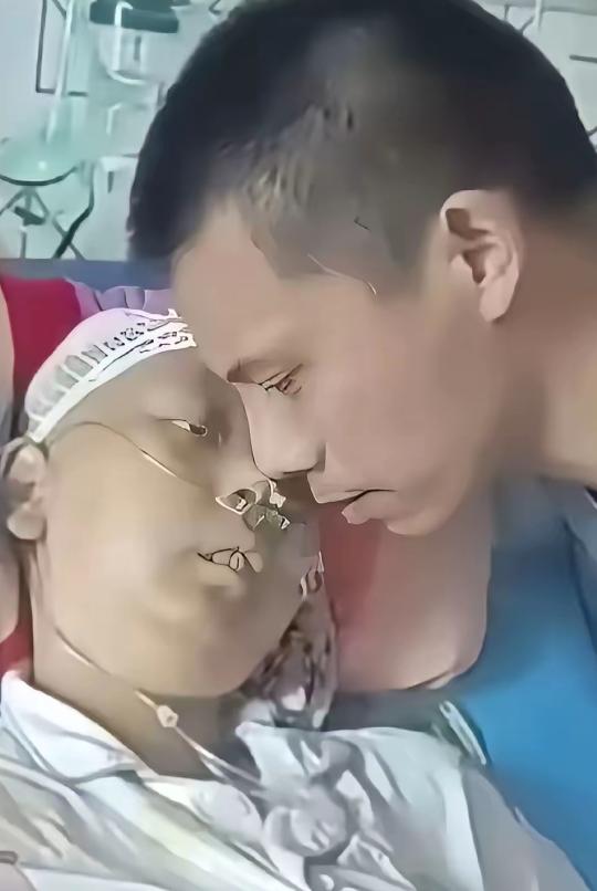 河南，女儿病危，她紧紧抓住父亲的手不放，然后断断续续地说：“爸爸，家里不是还有个