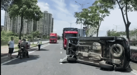 黑车司机真是太莽撞了
等旁边车过去再变道也不迟啊
这下好了
全责无疑了[捂脸]