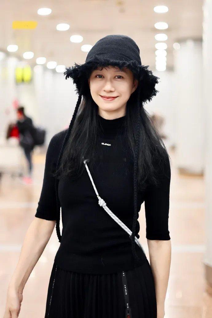 倪虹洁现身北京机场搭配了一身黑色的衣服，看上去真的是很酷。 ​​​