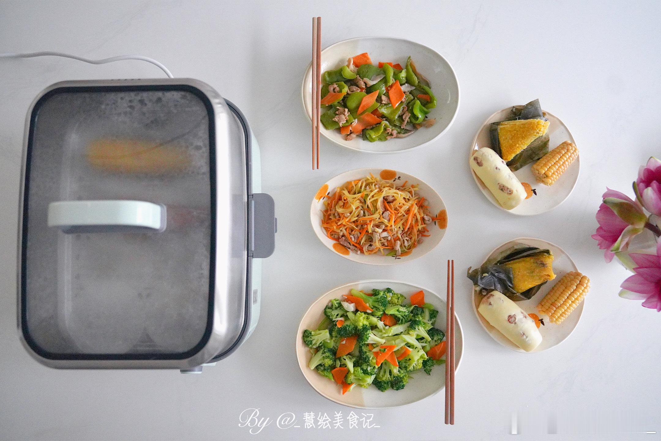 周末愉快[鲜花]早午餐蒜蓉西蓝花，炒三丝，青椒胡萝卜炒肉，蒸杂粮，黄米豆沙粽子，
