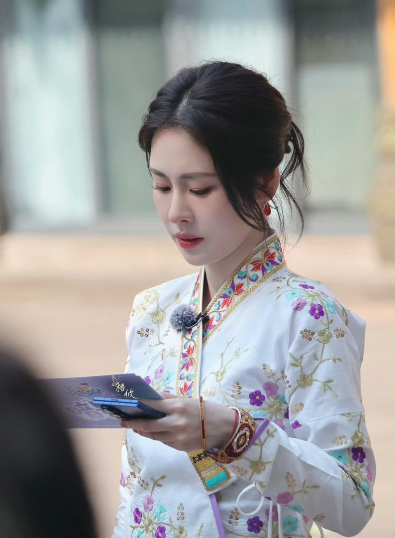 张碧晨这身养蜂穿搭真的太有梗了，把物理防晒玩到极致，从头到脚全方位防护，在西双版