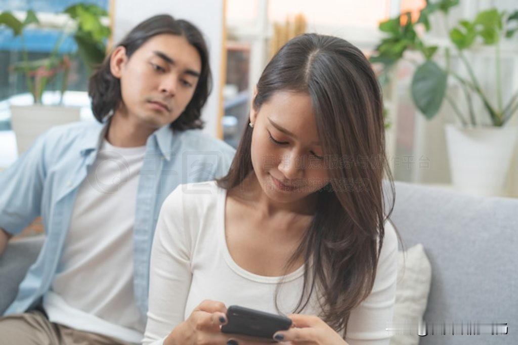 婆婆背叛丈夫，家庭崩溃后竟隐藏惊天秘密……
李然和妻子小慧结婚已有五年，家庭生活