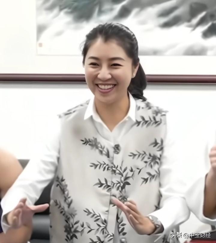 美丽、大方、亲民，这样的县长的确自信乐观！