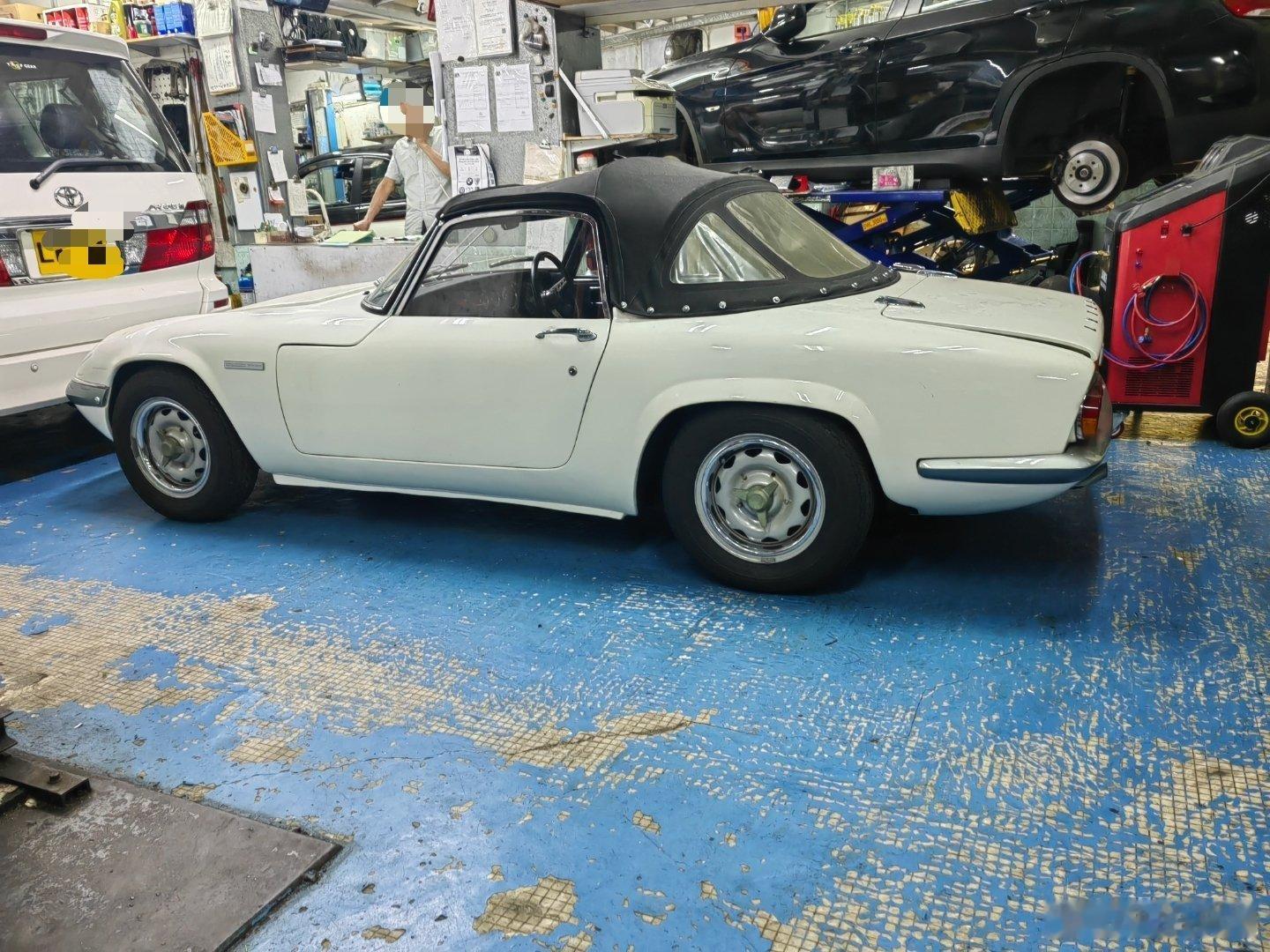 这部 70 年代初期的 Lotus Elan Sprint, 外形线条越看越耐看
