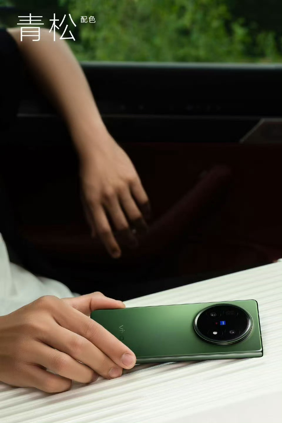 vivo X Fold5三个颜色，你最喜欢哪个？看到Fold才发现是折叠…[二哈